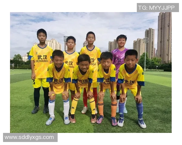 京多安的足球之路:从青训崭露头角到世界舞台的闪耀之星